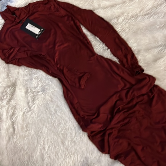 Pretty Little Thing Burgundy Roll Neck MIDI Dress - Picture 2 of 3